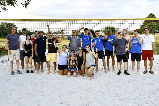 Die Sieger-Teams mit Thomas Wahl (Obmann Sportverein Ennsdorf Beach), Jonas Denk, Markus Rumetshofer, Markus Maringer, Daniel Weichselbaum, Matthias Brunner (Obmann JVP Ennsdorf), Andreas Derntl, Michael Hofer, Lukas Grafeneder.  | Foto: JVP Ennsdorf