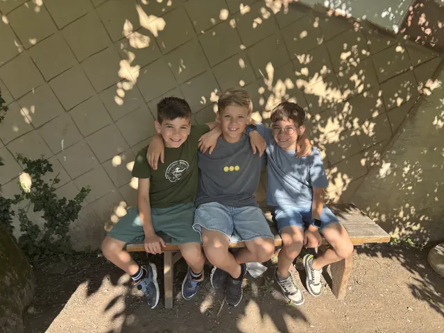 Fineas Nae, Noah Marosi- Pinczker und Nathan Nae fahren gerne mit dem Rad und spielen zusammen.  | Foto: Martina Schweller