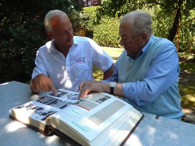 Reinhold Klika (links) mit Cup-Gründer Leo Kornbinder.  | Foto: Innviertler Cup