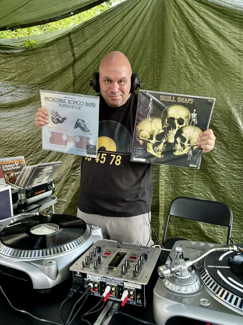 Wolfgang Götz alias DJ Habakuk mit seiner Leidenschaft den Vinyls | Foto: sg