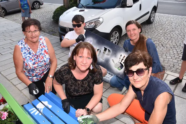 StoP Gewalt Parkbänke in Pabneukirchen neu besprüht und eine vierte Bank aufgestellt.  | Foto: Zinterhof