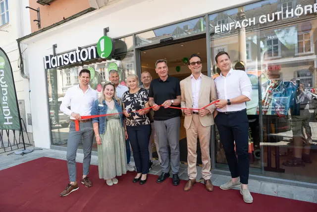 René Albi-Larisch, Gebietsleiter; Eva Spandl, Hörakustikerin; Peter Engelbrechtsmüller, Stadtrat; Eva Maria Mösl, Fachgeschäftsleiterin, Hörakustik-Meisterin &amp; Pädakustikerin; Heinz Dötzl, Stadtrat; Mag. Werner Krammer, Bürgermeister; Thomas Perissutti, Geschäftsführer; Christian Heise, Vertriebsleiter | Foto: Aitor Diago Sanchez
