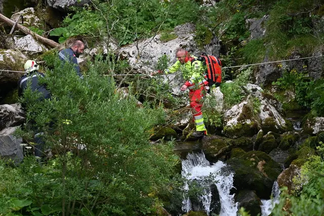 Rettungskräfte kämpften sich durch schwieriges Gelände zur Absturzstelle vor. | Foto: DOKU-NÖ