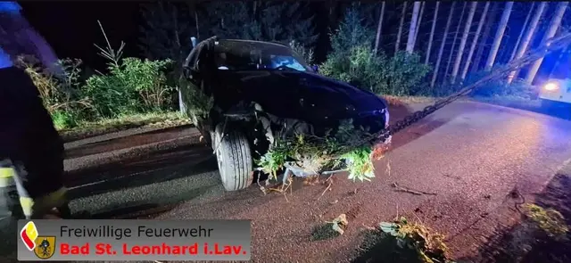 Ein schwer alkoholisierter 19-Jähriger kam von der Erzbergstraße in Bad St. Leonhard im Lavanttal ab. | Foto: Feuerwehr Bad St. Leonhard