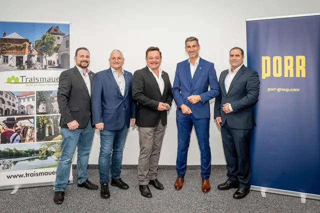 Stadtrat Christoph Grünstäudl, Vizebürgermeister Thomas Woisetschläger, Bürgermeister Herbert Pfeffer, COO der PORR AG Josef-Dieter Deix, Head of Real Estate der PORR AG Amir Zouhbi | Foto: Stadtgemeinde Traismauer