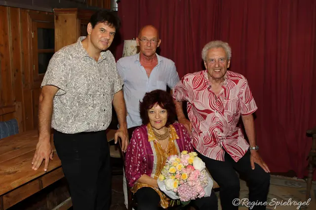 Blues und Rock-Queen Dana Gillespie mit Martin Wenninger (git.voc.), Pianist Joachim Palden und Rudi Staeger (dr.) in der Villa Kunterbunt.