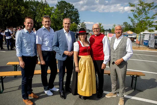 Landesrat Dr. Leonhard Schneemann (3.v.l.) beim Festakt der Stadtkapelle Oberwart, mit ihm am Foto: Stadtrat Mag. Marc Seper, MSc, Stadtrat Ing. Thomas Kiss, Stadtkapelle Oberwart-Obfrau Mag.a Angelika Bayer-Miertl, Bürgermeister Georg Rosner und Vizebürgermeister Michael Leitgeb (v.l). | Foto: Landesmedienservice Burgenland
