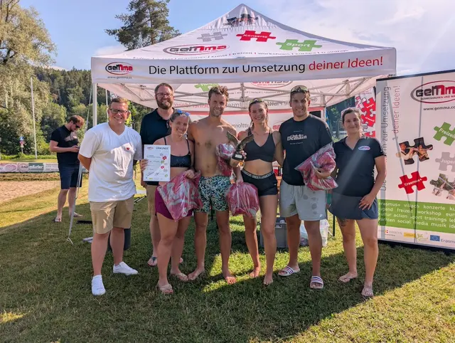 Die Sieger:innen des 17. GEMMA Beachvolleyballturnieres: Lisa Perchtaler, Lukas Priemayr, Sarah Dorner und Anis Nikocevic mit Gemeinderat Hans Jäger, Marc Germeshausen und Magdalena Bina