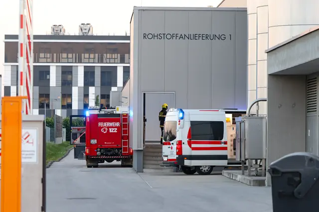 Eine Person wurde in der Großbäckerei von Resch&amp;Frisch in Gunskirchen so eingeklemmt, dass Feuerwehr und Notarzt anrücken mussten.