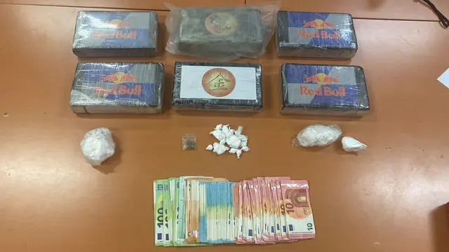 Bei den Amtshandlungen wurden 9.810 Euro Bargeld sichergestellt.  | Foto: LPD Wien