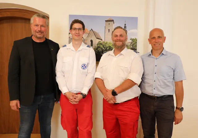 Bürgermeister Peter Molnar begrüßte den neuen Abschnittsleiter der Österreichischen Wasserrettung Krems, Stefan Naber (2. v. l.), sowie dessen Stellvertreter Gerhard Koller (3. v. l.), zum Antrittsbesuch im Rathaus. Mit im Bild: Magistrats-Bereichsleiter Hannes Zimmermann | Foto: Stadt Krems