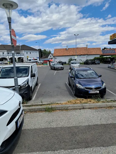 Ungewöhnliche Art den Pkw zu parken. | Foto: Name d. Fotografen d. Red. bekannt