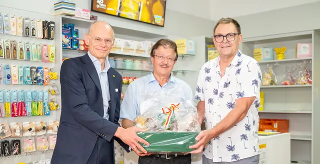 Bei der feierlichen Eröffnung (von links): Walter Oblin, Generaldirektor, Österreichische Post AG, mit Thomas Krainz, Bürgermeister St. Kanzian, und Vinzenz Pruntsch, Tabakwaren Fachhandel Pruntsch | Foto: Österreichische Post AG