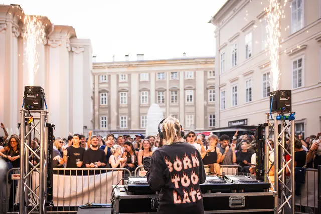 Zahlreiche Besucherinnen und Besucher feierten beim DJ-Event von „Live in Salzburg“ am Juridicum zu elektronischer Musik im Vorjahr. Das DJ-Opening 2026 findet am 18. Juli im Unipark Nonntal statt. | Foto: Archivfoto 2025: Martin&amp;Klein