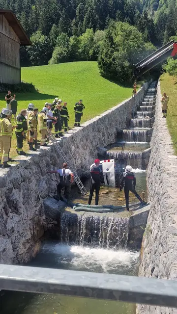 Die Feuerwehr ist mit der Bergung des Fahrzeugs beschäftigt.  | Foto: privat