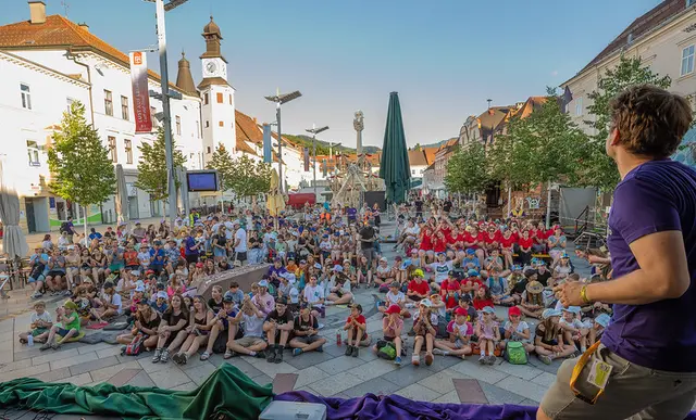 Eine riesige Gruppe Kinder feiert am Leobener HAuptplatz