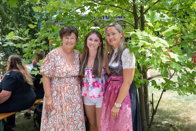 Familie Grabner im schönen Schlosspark.