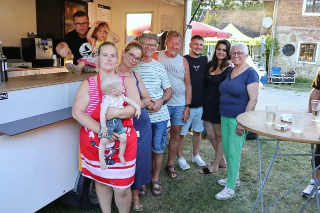 Organisationsteam und Mithelfer. v.l.n.r. Rudolf, Lara und Emma Krieger, Boglarka Bolla Zsofia,H. Hercz, Ferenc Hercz, Roman Reitzinger, János Rácz, Cintia Orsós und Christine Posch.
 | Foto: Franz Putz