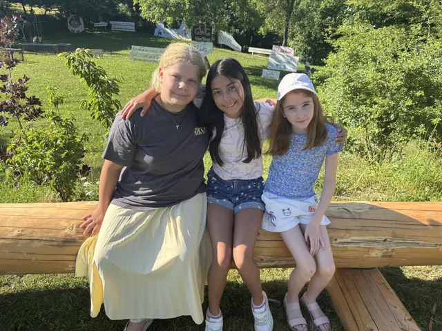 Laura Reiter, Juna Heinz und Ella Nolz sind beste Freunde, gerne treffen sie sich beim baden im Pool und auf dem Spielplatz. | Foto: Martina Schweller