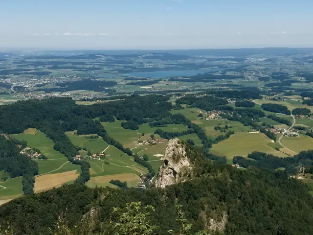 Nockstein im Vordergrund, dahinter der Wallersee  | Foto: H.Bachinger
