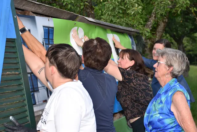 StoP Gewalt Parkbänke in Pabneukirchen neu besprüht und eine vierte Bank aufgestellt.  | Foto: Zinterhof