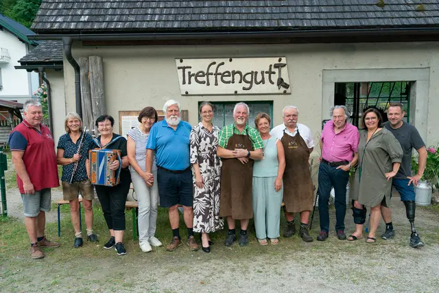 Vzbgm Walter Holzknecht, Musikantinnen Kordula Muthsam und Gerti Hofmarcher, Anna und Willibald Bissenberger, Bgm., Josef Mandl, Gabriele Buchriegler, Andreas Schneiber, Hubert Keil, Petra und Hubert Mandl.  | Foto: Fotogruber