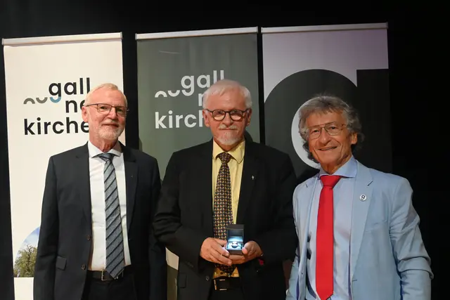 Von links: Klaus Dopler, Günter Wagner und Sepp Wall-Strasser bei der Übergabe des Ehrenrings. | Foto: Stadtgemeinde