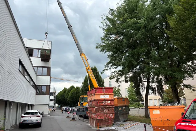 An der Landesberufsschule drei werden über die Ferien aus fünf Klassenzimmern künftig zwei Klassenzimmer und drei neue Praxisräume. | Foto: Land Salzburg/Bildungsdirektion