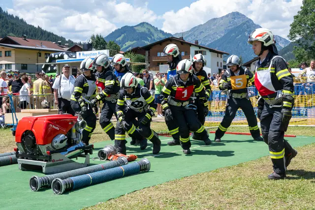 In voller Montur, bei großer Hitze: Den teilnehmenden Gruppen wurde viel abverlangt. | Foto: BFV-Reutte