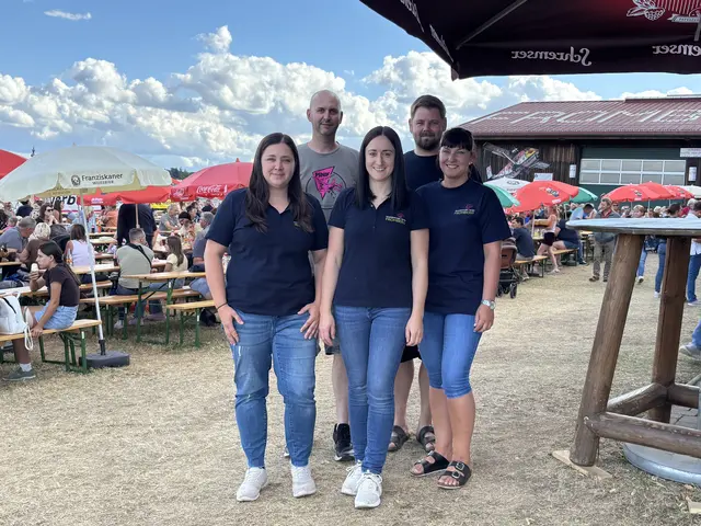 Der VerschönerungsvereinsFromberg dankte allen Helferinnen und Helfern für ihren Einsatz beim Jubiläumsfest. | Foto: Anita Ohrfandl