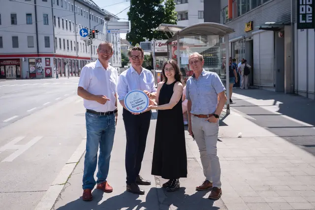 Die Frauenstiftgasse wird umgestaltet. v.l.n.r.: Bezirksvorsteher Georg Papai (SPÖ), Klimastadtrat Jürgen Czernohorszky (SPÖ), Tijana Matic (Stadt Wien – Wiener Klimateam), Bezirksvorsteher-Stellvertreter Josef Fischer (SPÖ). | Foto: Stadt Wien / David Bohmann