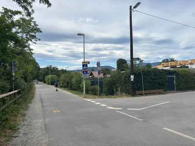 Hier stand vor rund zwei Wochen noch eine große Umleitungstafel, diese wurde allerdings durch das kleine Zusatzschild ersetzt.  | Foto: MeinBezirk/Markus Kropac