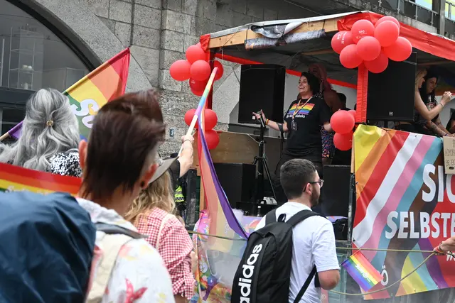 Miss Mabuka bei der Pride 2025. Auch in diesem Jahr wird die Obfrau der Pride Tirol wieder bei der Kundgebung auflegen. | Foto: Königer