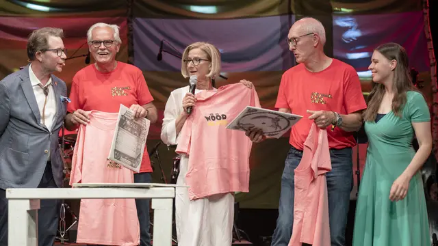 Schallplatten-Prösentation und T-Shirts. | Foto: Karl Satzinger