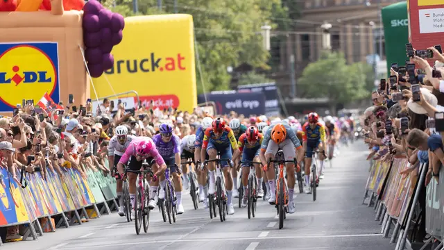 Am Sonntag gab es die Zieleinfahrt bei der Tour of Austria in Wien. Den Sprintsieg an diesem Tag holte sich der Brite Sam Watson, der Gesamtsieg ging hingegen – erstmals seit 13 Jahren – wieder an einen Österreicher: Gregor Mühlberger. | Foto: Expa Pictures
