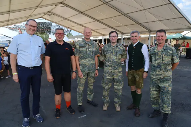 Kasernkommandant Oberst Günter Rath (3. v. r.) mit Ehrengästen auf dem Kasernenfest in Feldbach.