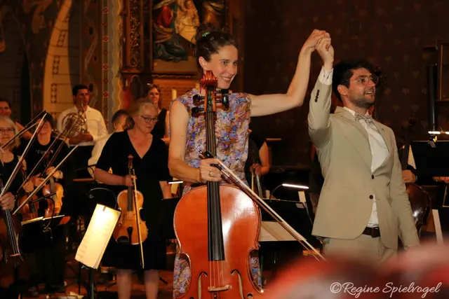 Die bejubelte Cellistin Sophie Abraham mit Dirigent Črt Lasbaher. 