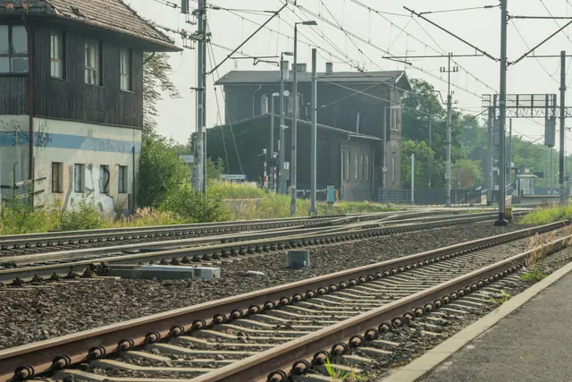 Sonntag Nacht spazierte eine junger Mann im Bereich des Bahnhof Weng und geriet aus bislang unbekannten Gründen auf die Gleise. (Symbolbild) | Foto: pexels / SHOX ART