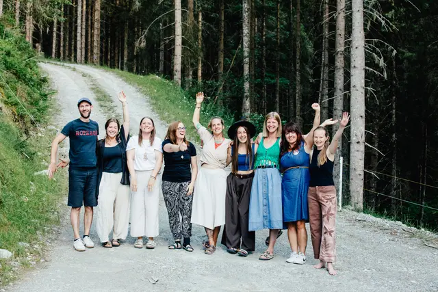 Die Künstler versammeln sich zu einen gemeinsamen Foto. | Foto: dtb
