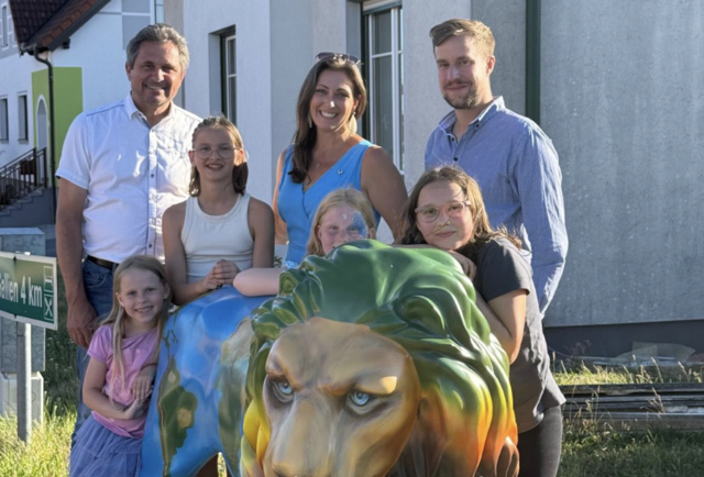 Bürgermeister Andreas Nendwich, Vize Cornelia Weiß und Gemeinderat Mario Schmied mit dem neuen Löwen. | Foto: Gemeinde Pernegg
