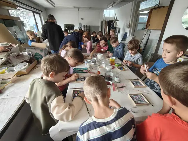 Die Mädchen und Buben der zweiten Klasse der Volksschule Arbing fertigten mit ihrem Lehrer Johann Hunstorfer Glasbilder nach dem Vorbild des berühmten Künstlers Piet Mondrian an. | Foto: Hunstorfer