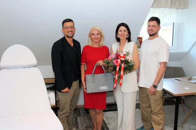Lukas Kalcher, Riki Vogl, Helene Porta und Georg Reschen bei der Eröffnung | Foto: Cescutti