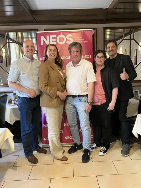 Das neue Team von Neos Brigittenau v.l.n.r.: Robert Mahrhofer, Selma Arapović, Hannes Zbiral, Zylan Sipos, und Roland Kreutzer | Foto: Neos Brigittenau