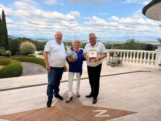Helga Schatzer (Mitte) feierte ihren 80. Geburtstag. | Foto: Marktgemeinde Lanzenkirchen