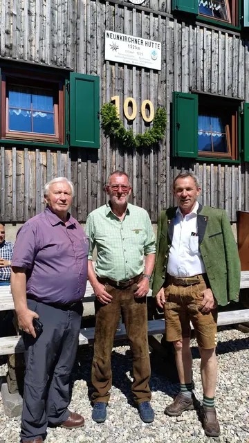 Altbürgermeister Herbert Osterbauer, Obmann des Gebirgsvereins Neunkirchen und Bürgermeister Johann Schmidhofer.