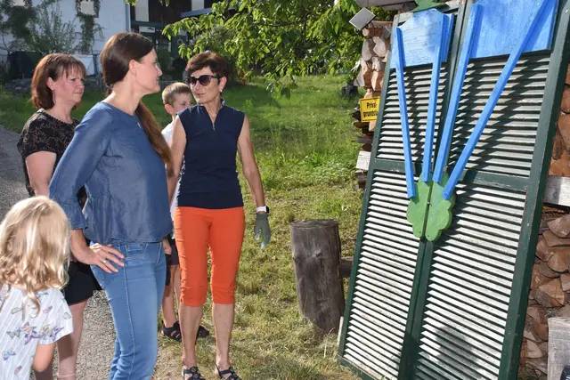 StoP Gewalt Parkbänke in Pabneukirchen neu besprüht und eine vierte Bank aufgestellt.  | Foto: Zinterhof