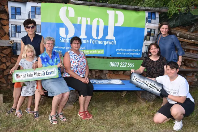 StoP Gewalt Parkbänke in Pabneukirchen neu besprüht und eine vierte Bank aufgestellt. Von links: Christa Hochgatterer, Christine Hochstöger, Hildegard Payreder, Bürgermeisterin Barbara Payreder, Sandra Katharina Cárdenas Lara, Elisabeth Glawitsch, Koordinatorin StoP-Perg. | Foto: Zinterhof