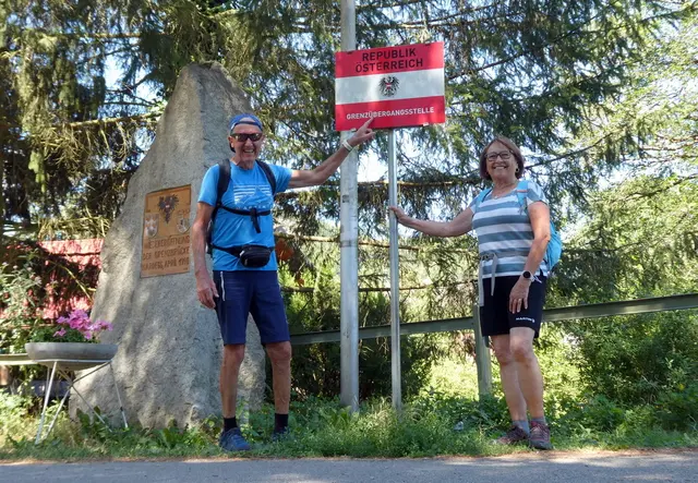 Gigi und ich beim historischen Grenzübergang zu Tschechien