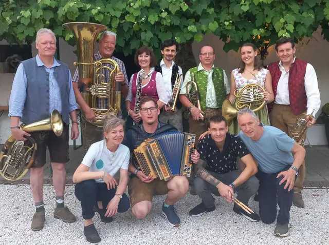 Musiksommer beim Kreuzwirt in St. Ulrich: Dieses Mal sorgen die Musikerinnen und Musiker von Techelsberger Blech für Unterhaltung. | Foto: Privat