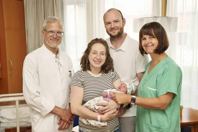 In der Privatklinik Graz Ragnitz kam auf der Geburtenstation das 20.000ste Baby auf die Welt: Primar Maximillian Zacherl (l.) und Hebamme Barbara Ribul (r.) gratulieren den Eltern des Jubiläumsbabys. | Foto: Mavie Med/Hannes Loske
